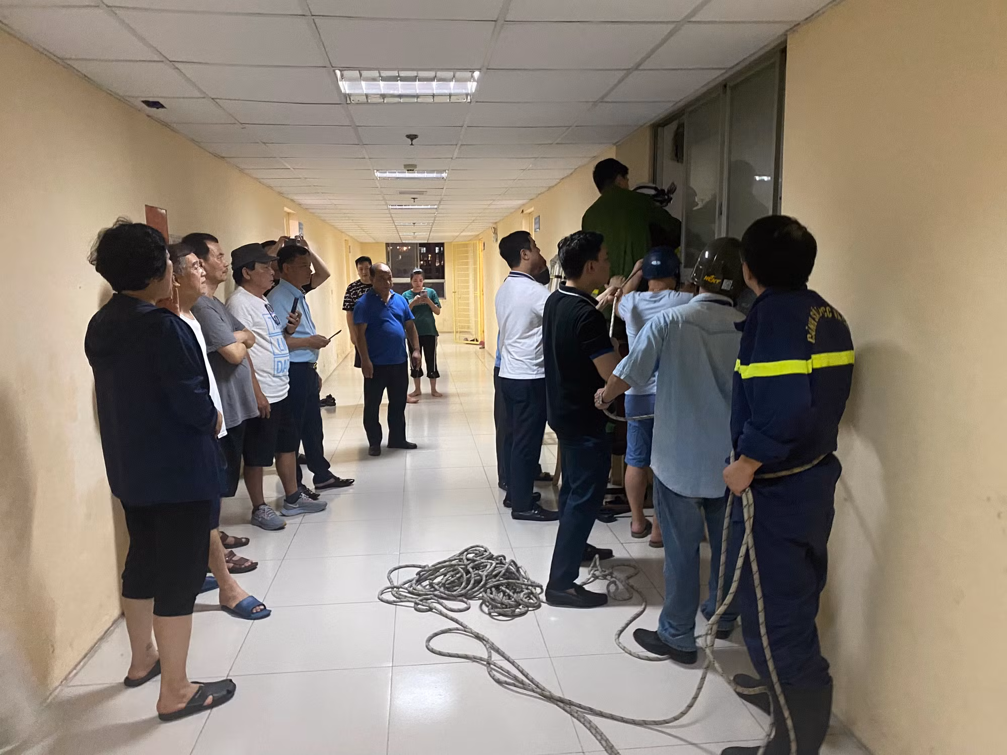 Hà Nội: Giải cứu an toàn cháu bé mắc kẹt ở tầng 20 -0