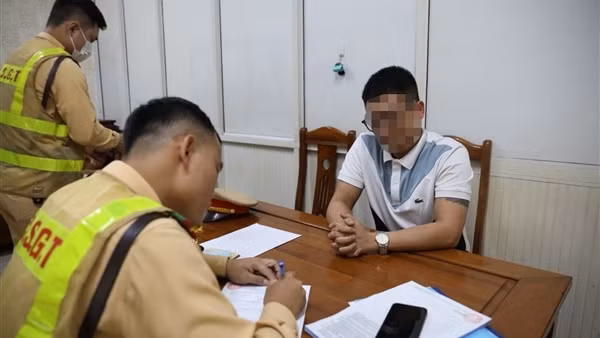 Tài xế dương tính ma túy khai ăn đồ nấu với thuốc phiện