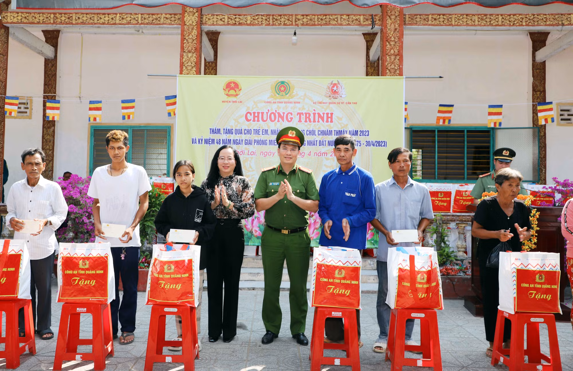 Thiếu tướng Đinh Văn Nơi tặng quà Tết cổ truyền Chol Chnam Thmay -0