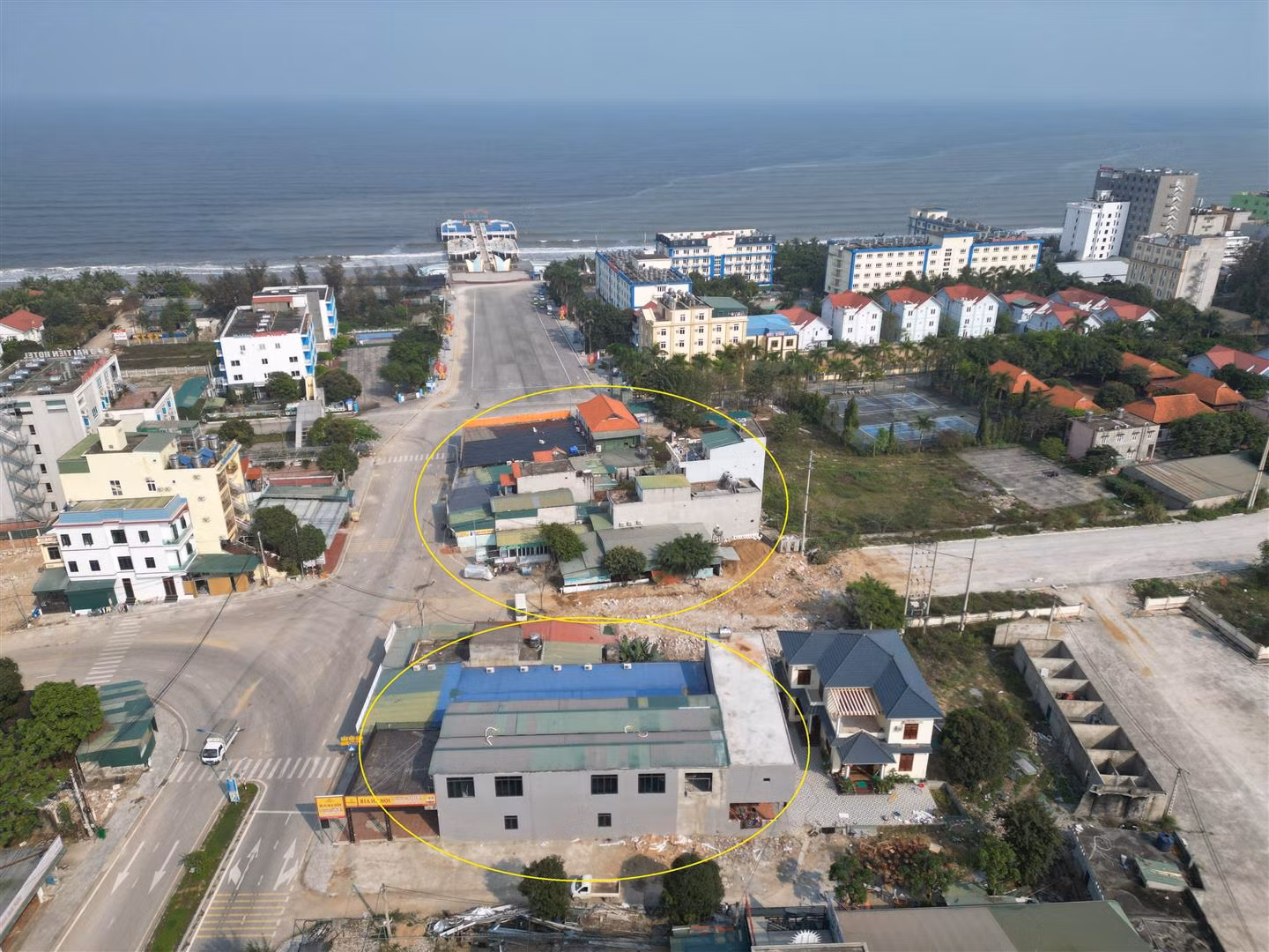 Đường bờ biển Hải Tiến bị “băm” thành nhiều khúc -0