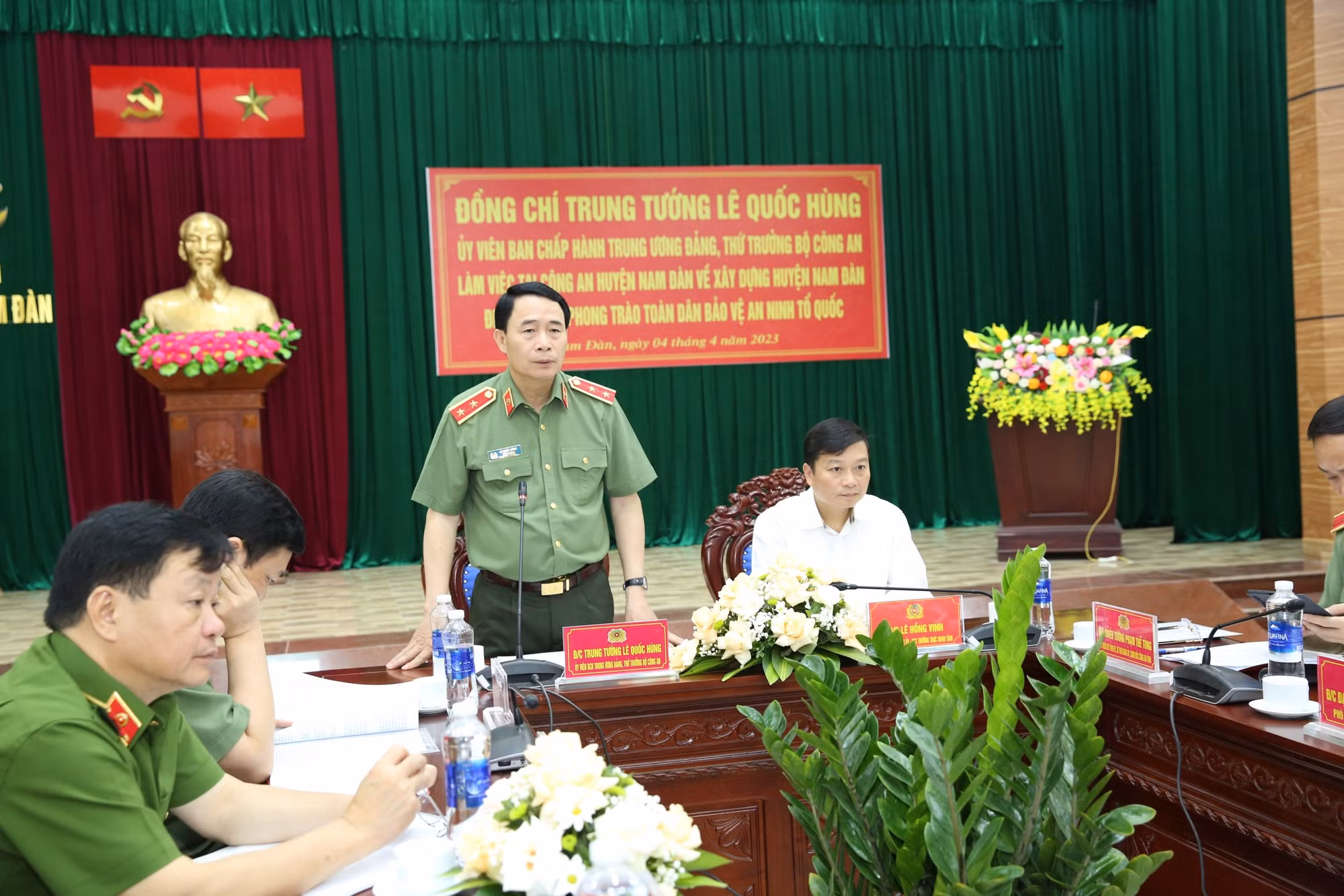 Thứ trưởng Lê Quốc Hùng làm việc tại Công an huyện Nam Đàn về xây dựng huyện điển hình về phong trào toàn dân bảo vệ ANTQ -0