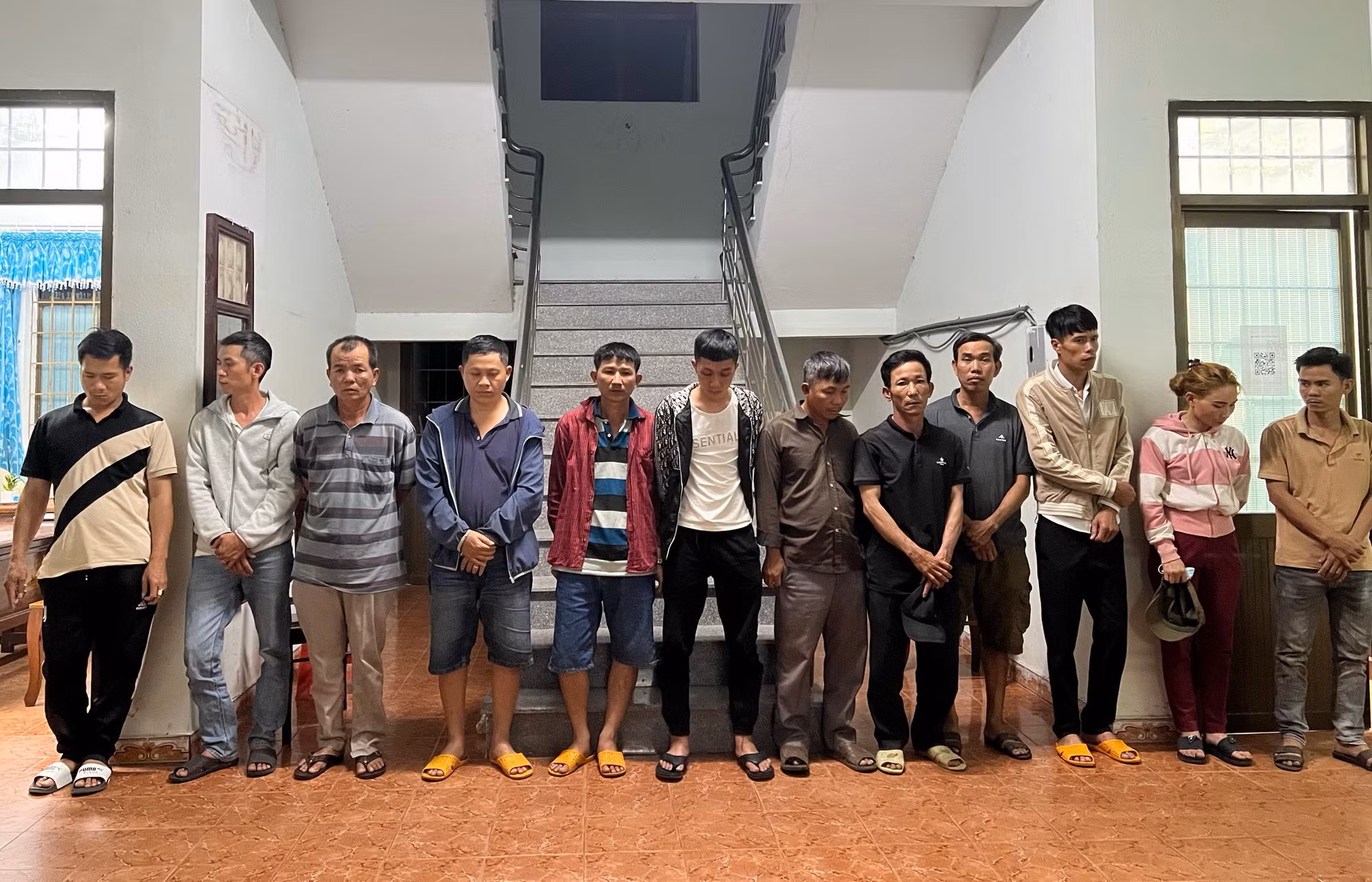  Triệt xóa tụ điểm đánh bạc cơ động trong rừng keo -0
