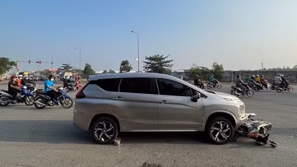 Tài xế ô tô "ngáo đá" tông 3 xe gắn máy đang chờ đèn đỏ
