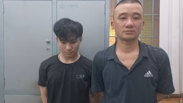 Hai thanh niên cho vay lãi nặng bị bắt trong lúc đi rải tờ rơi
