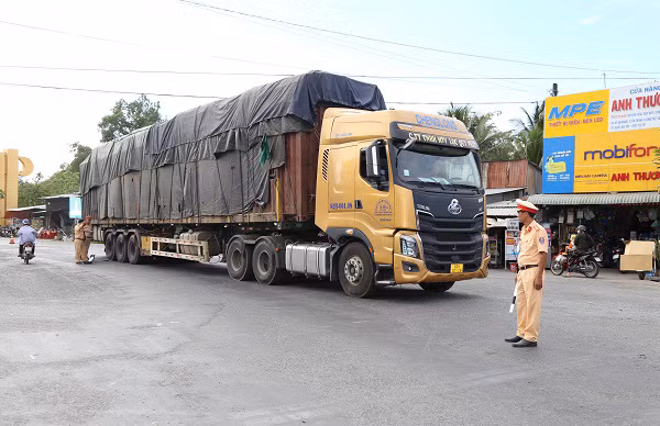 Xe chở quá tải trọng cho phép lên đến 758%. -0