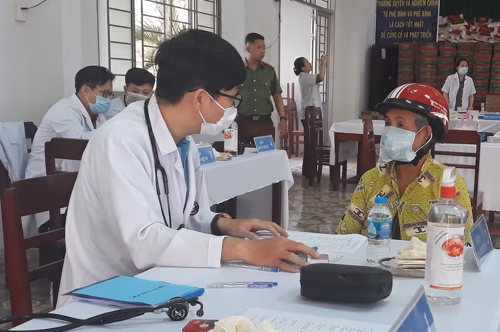 Công an Vĩnh Long khám, cấp phát thuốc miễn phí cho đồng bào Khmer -0