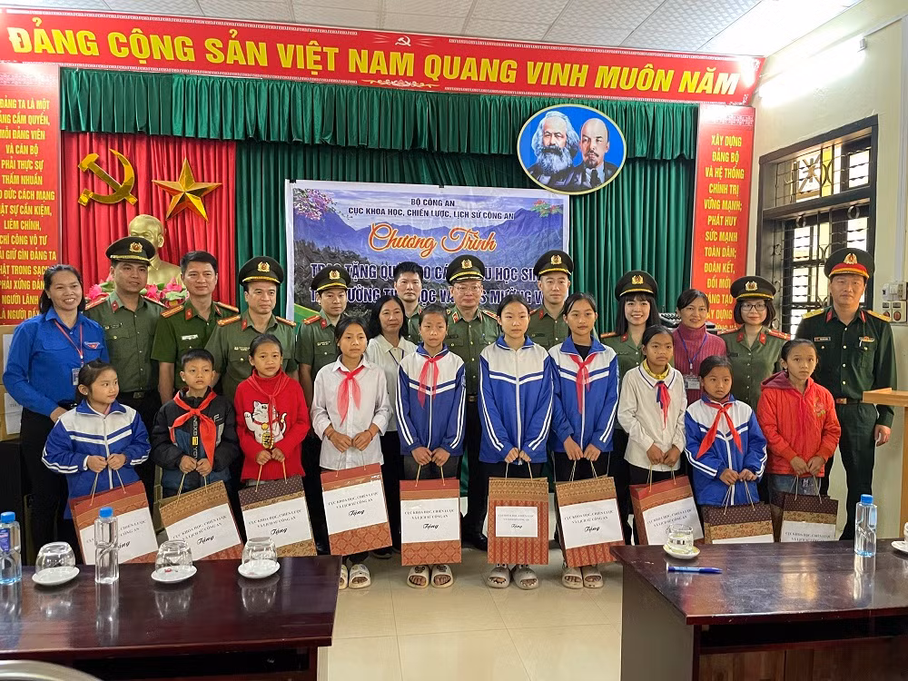 Cục Khoa học, chiến lược và lịch sử Bộ Công an tặng quà tại xã biên giới Mường Và -0