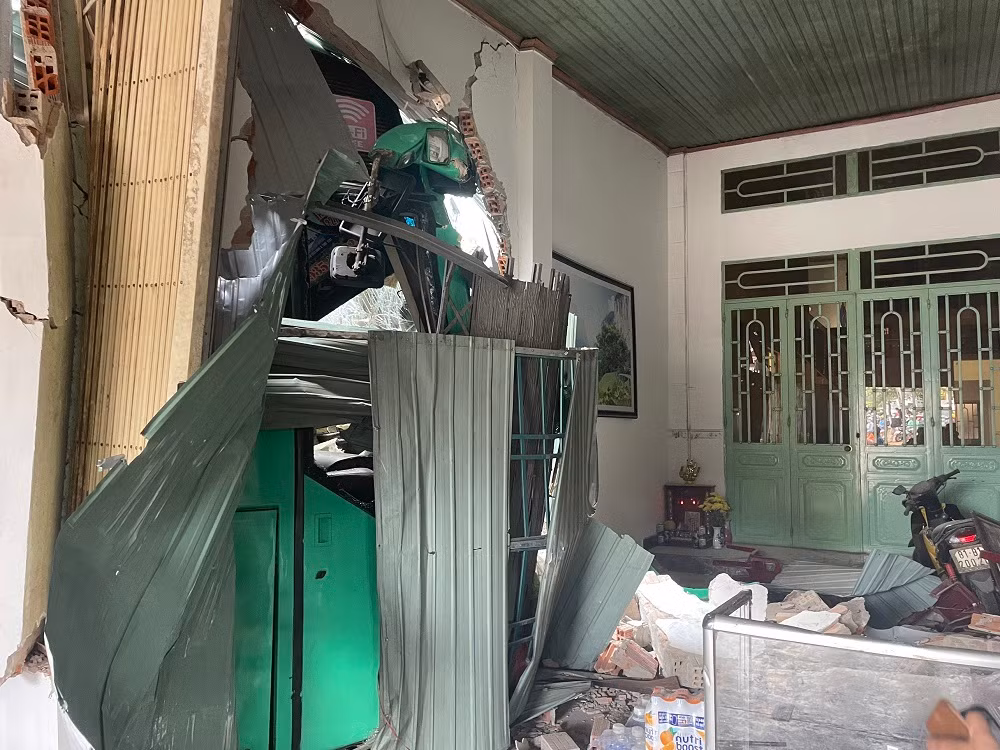 Đã xác định danh tính nạn nhân trong vụ xe ô tô khách lao vào nhà dân -1