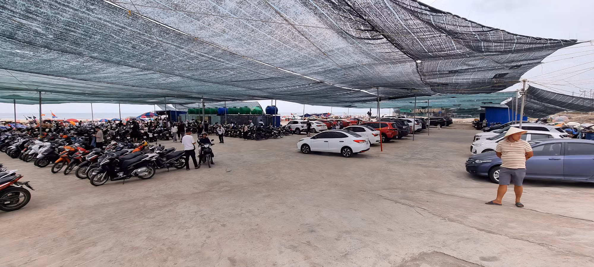Nhà thờ đổ hút hồn khách bở vẻ đẹp hoang sơ - 0