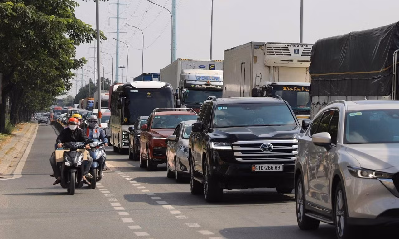 Ùn ứ giao thông các cửa ngõ TP Hồ Chí Minh ngày đầu nghỉ lễ 30/4 -2