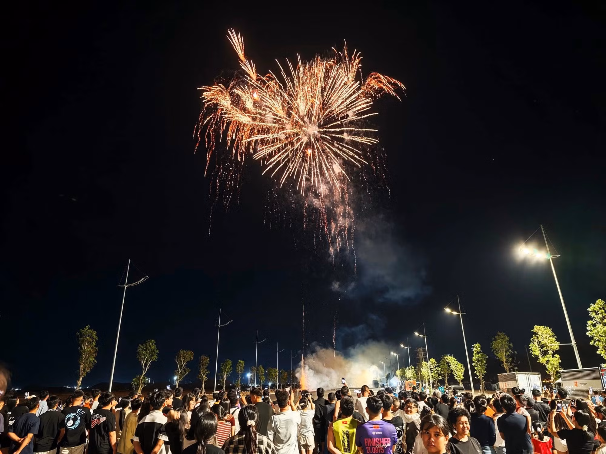 Lung linh pháo hoa trong ngày lễ 30/4 trên thành phố mang tên Bác -0