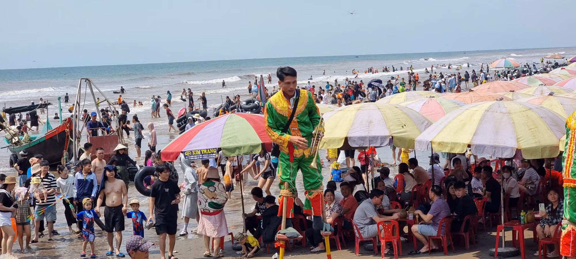 Nhà thờ đổ hút hồn khách bở vẻ đẹp hoang sơ - 0