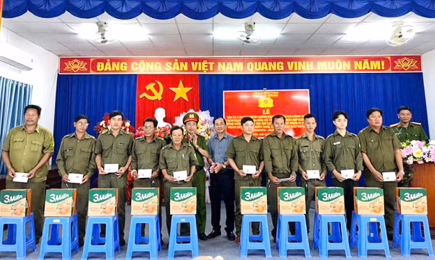Công an Cà Mau với nhiều hoạt động tri ân gia đình chính sách, người có công -0
