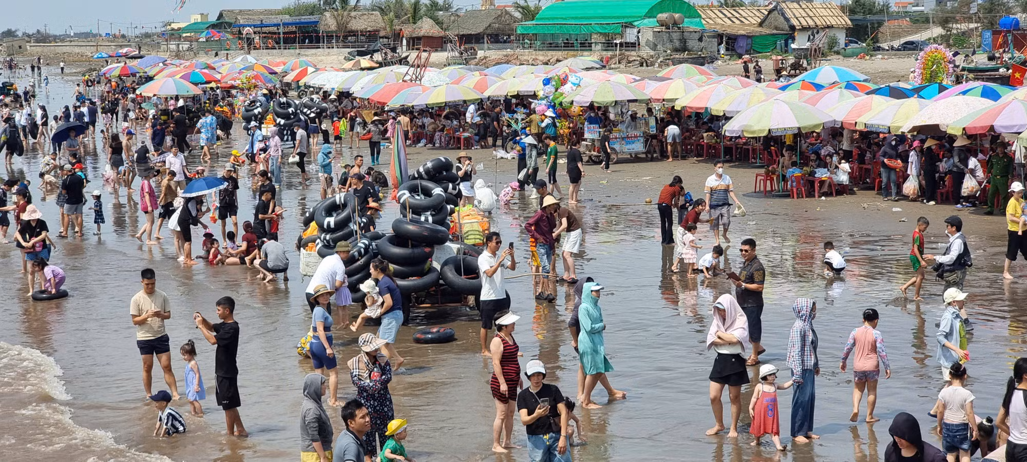 Nhà thờ đổ hút hồn khách bở vẻ đẹp hoang sơ - 0