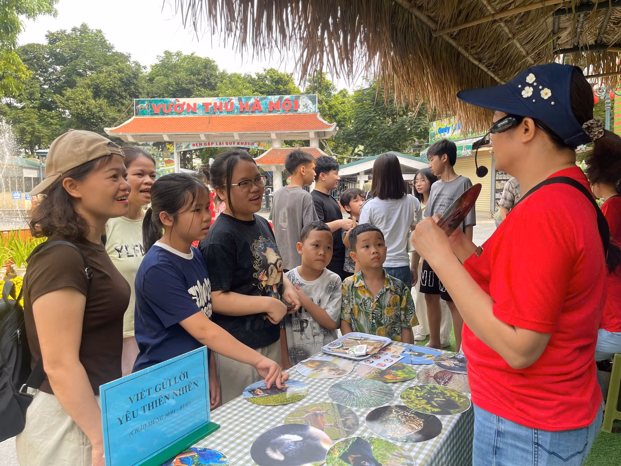 Du khách nô nức đưa con đến Vườn thú Hà Nội vui chơi trong kỳ nghỉ lễ - 0