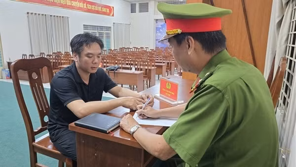 Cướp giật điện thoại rồi… hối hận nhờ người trả lại
