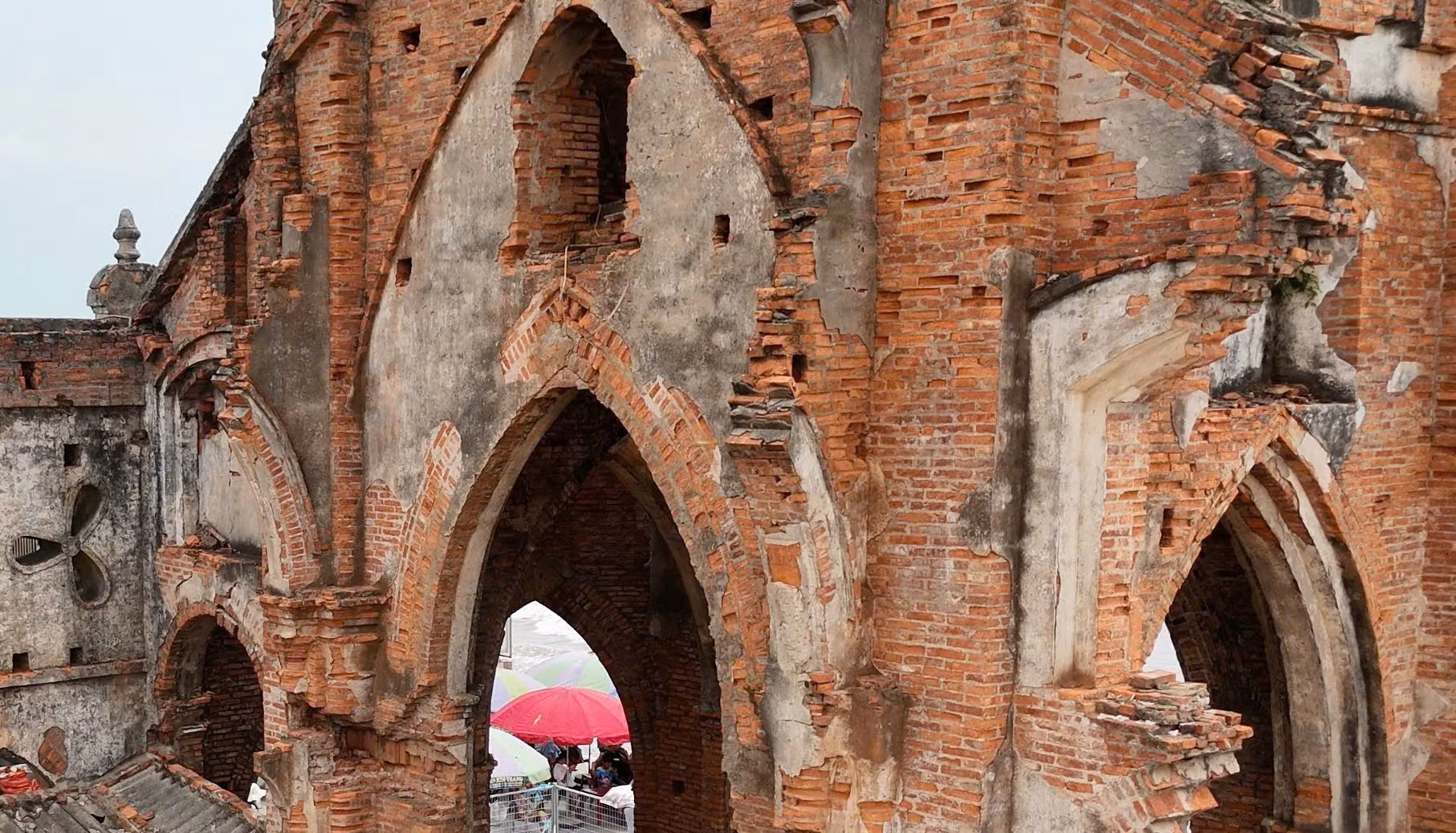 Nhà thờ đổ hút hồn khách bở vẻ đẹp hoang sơ - 0