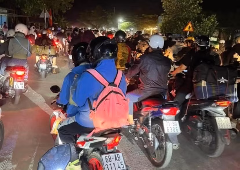 Ùn ứ giao thông các cửa ngõ TP Hồ Chí Minh ngày đầu nghỉ lễ 30/4 -3