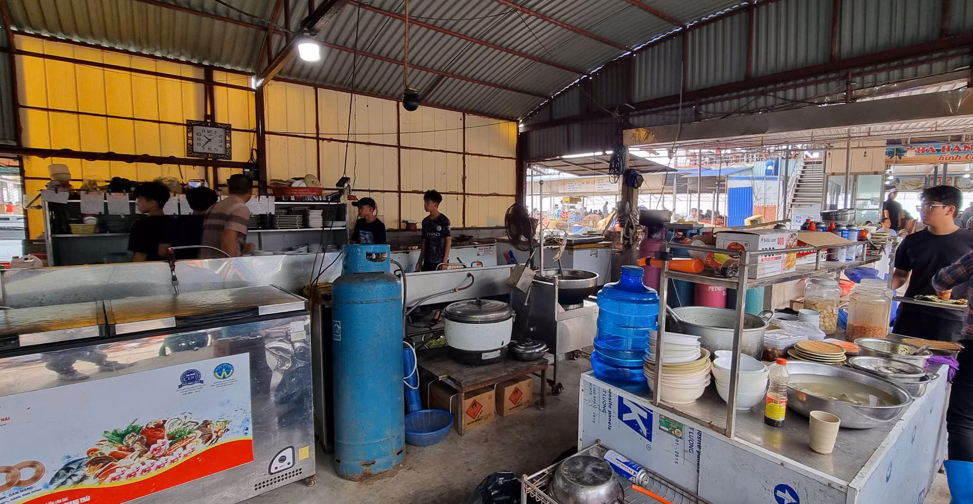 Nhà thờ đổ hút hồn khách bở vẻ đẹp hoang sơ - 0