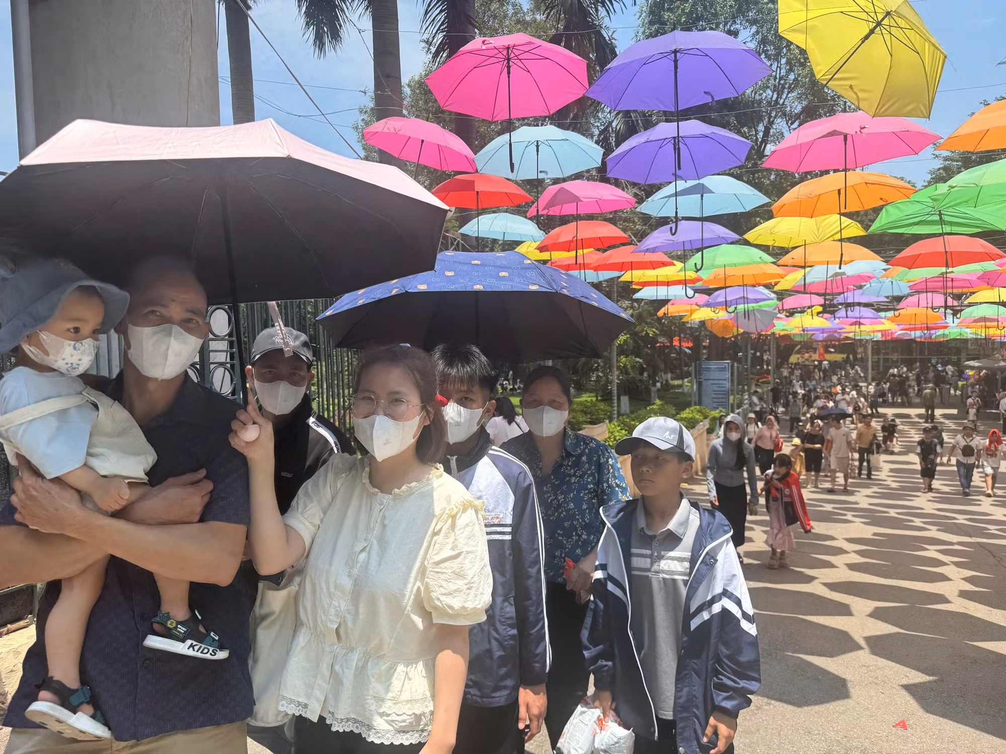 Du khách nô nức đưa con đến Vườn thú Hà Nội vui chơi trong kỳ nghỉ lễ - 0