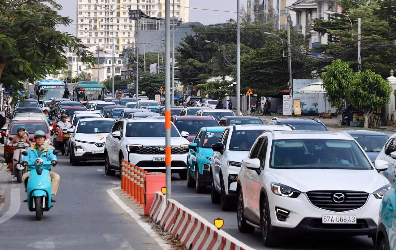 Ùn ứ giao thông các cửa ngõ TP Hồ Chí Minh ngày đầu nghỉ lễ 30/4 -3