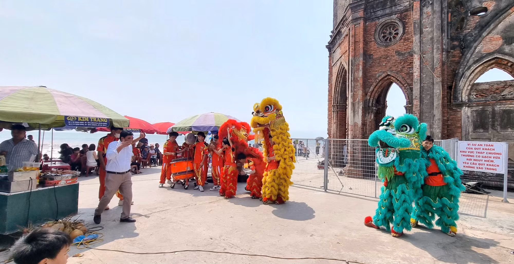 Nhà thờ đổ hút hồn khách bở vẻ đẹp hoang sơ - 0