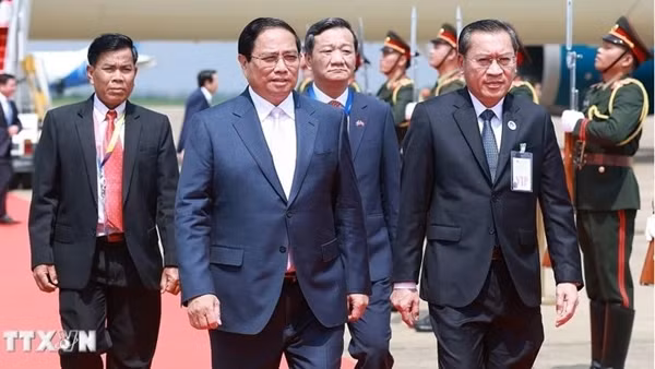 Thủ tướng tới Vientiane, bắt đầu chuyến công tác tham dự Hội nghị Cấp cao ASEAN