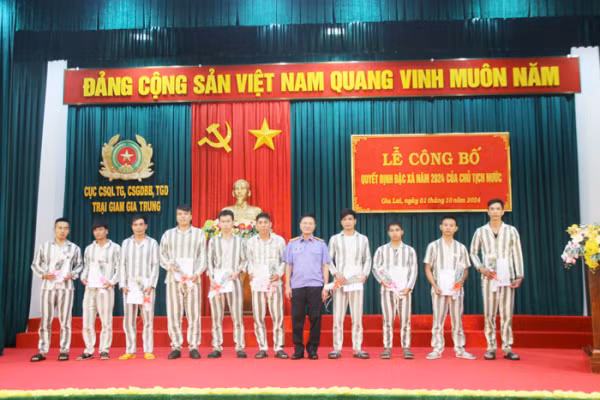 Nhiều trại giam tổ chức công bố quyết định đặc xá cho các phạm nhân -0