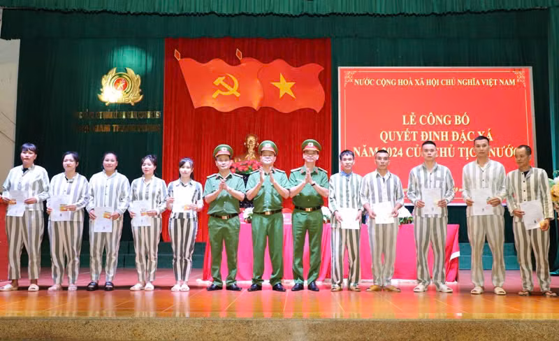 Trại giam Thanh Phong công bố đặc xá cho 67 phạm nhân -0