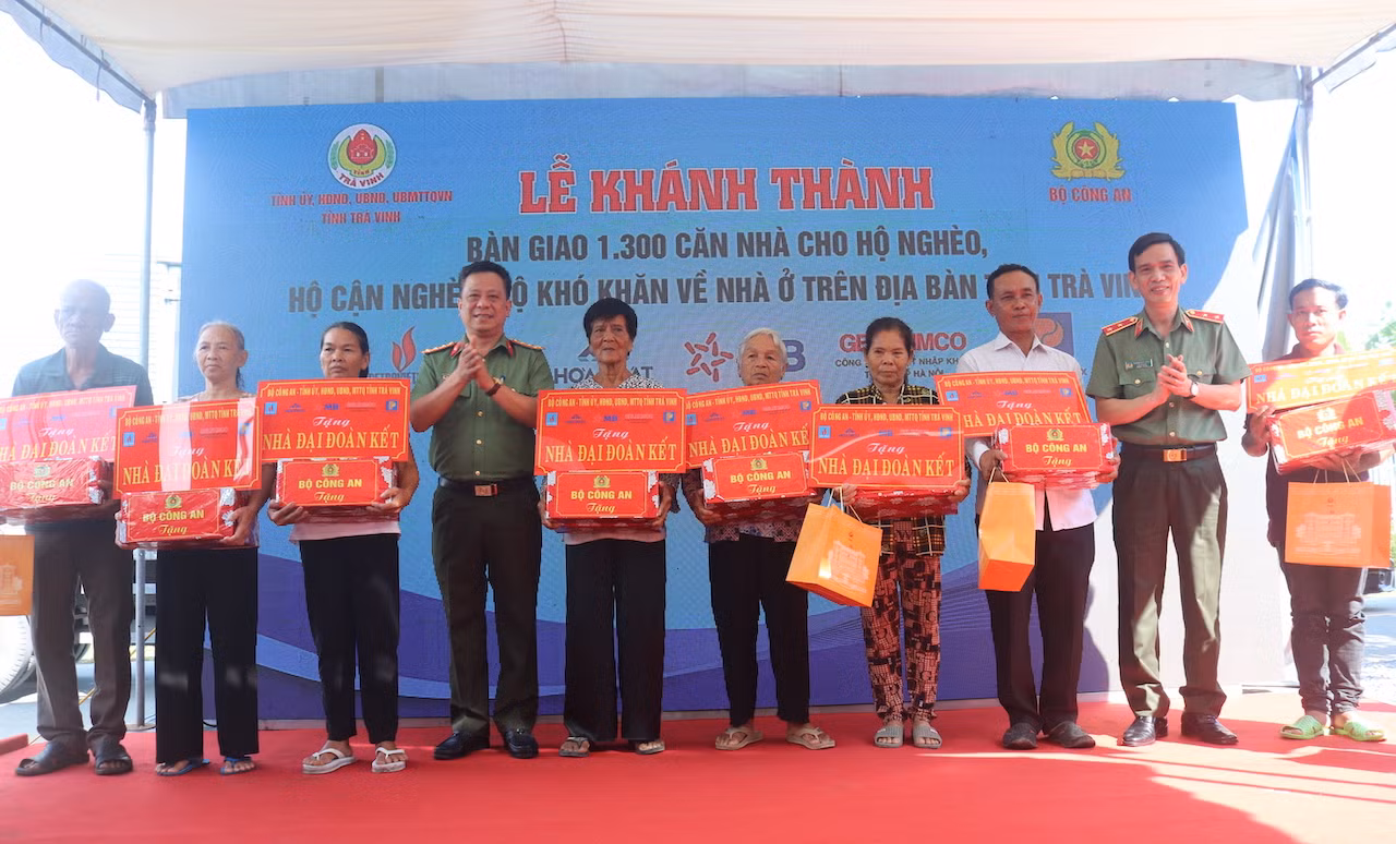 Bộ Công an khánh thành, bàn giao 1.300 căn nhà tặng người nghèo ở Trà Vinh -3