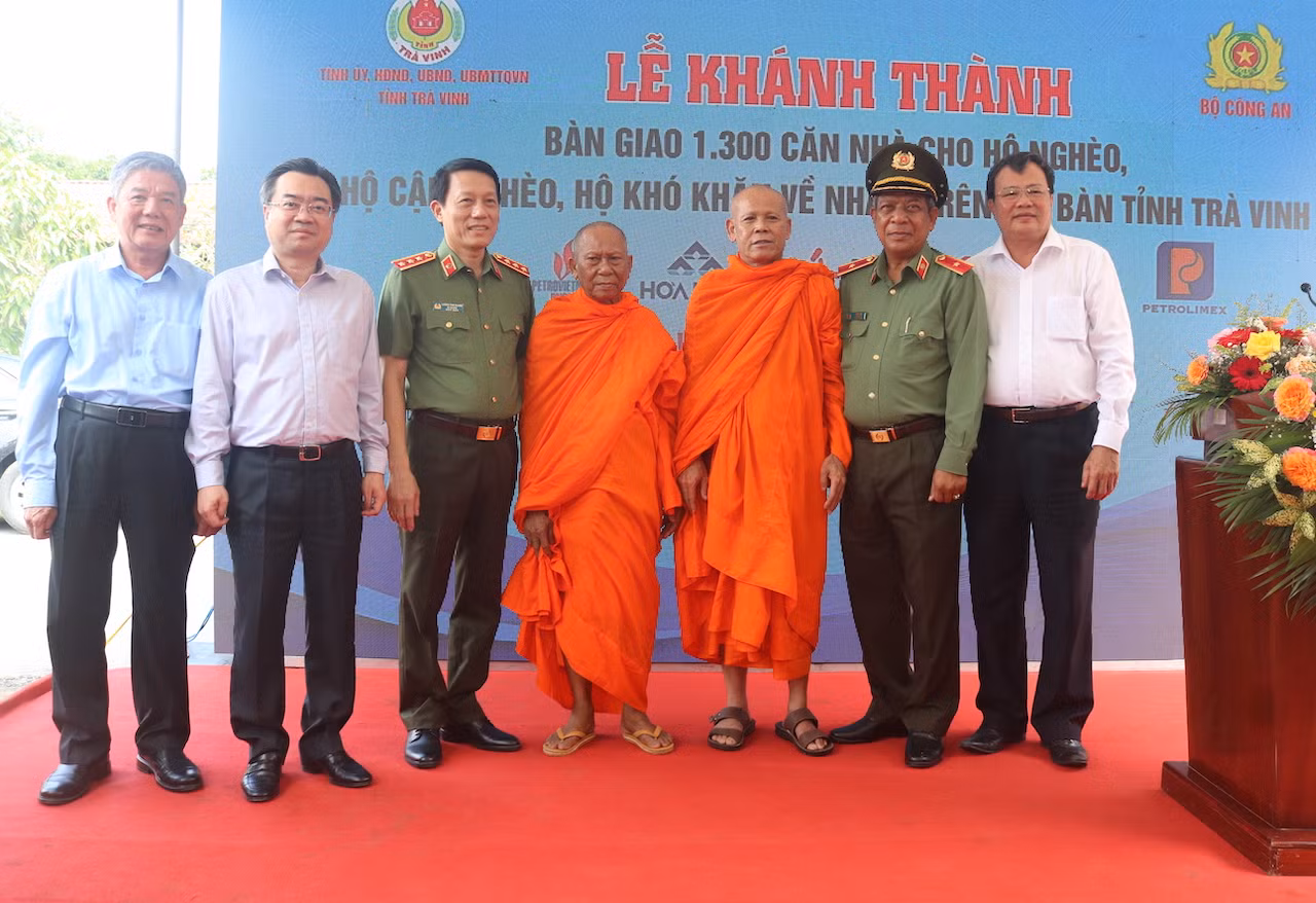 Bộ Công an khánh thành, bàn giao 1.300 căn nhà tặng người nghèo ở Trà Vinh -0