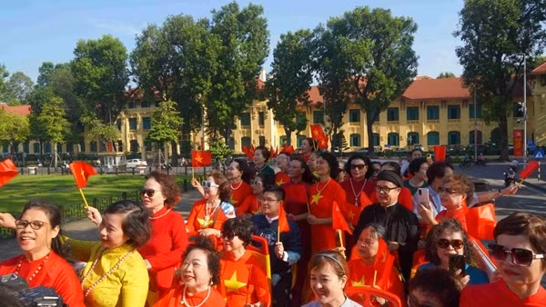 Hàng trăm hành khách mặc áo dài đi xe buýt trên phố