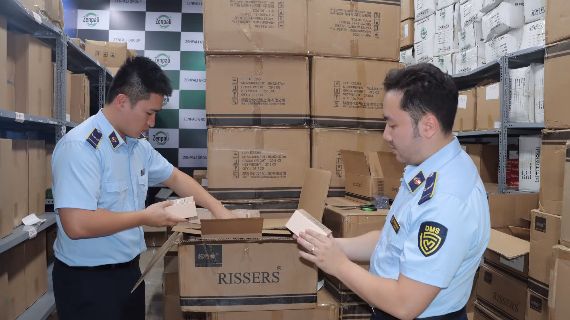 Thu giữ hơn 10.000 chai nước hoa không rõ nguồn gốc bán trên tài khoản Tiktok “Phan Thủy Tiên” -0
