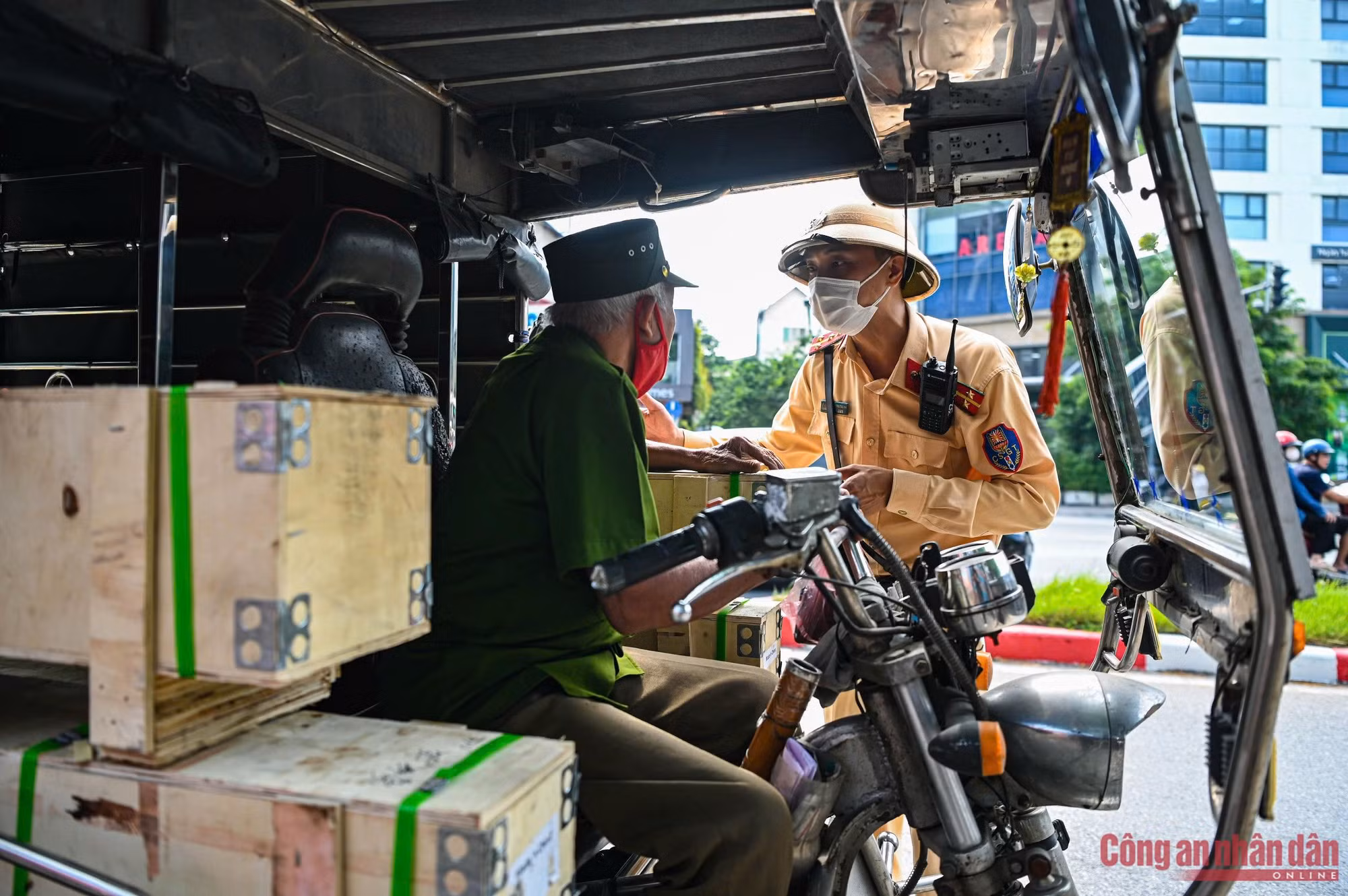 “Người vận chuyển” nói vì mưu sinh nên mới chở hàng cồng kềnh -1