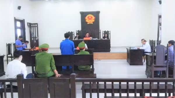 Phạt 12 năm tù kẻ giả mạo chữ ký Trưởng Công an huyện để tham ô tài sản