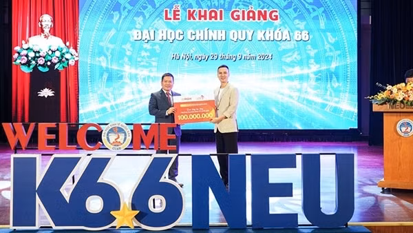 Trao học bổng ROX Share cho sinh viên có hoàn cảnh khó khăn