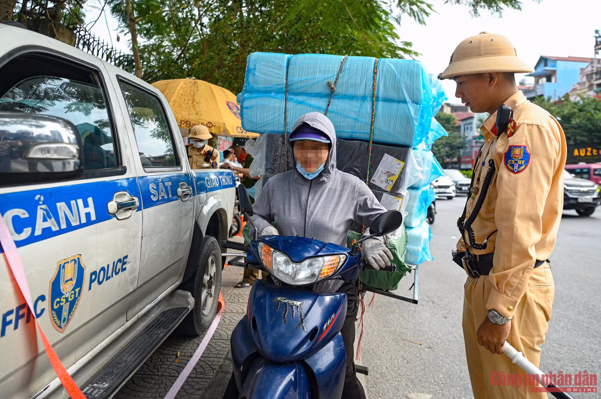 “Người vận chuyển” nói vì mưu sinh nên mới chở hàng cồng kềnh -0