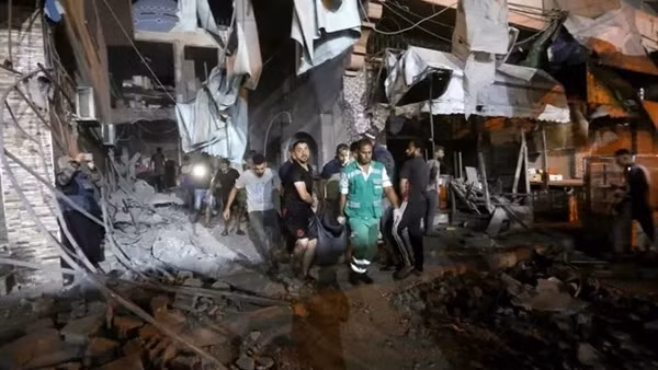 Israel ném bom nhà thờ Hồi giáo và trường học tại Dải Gaza