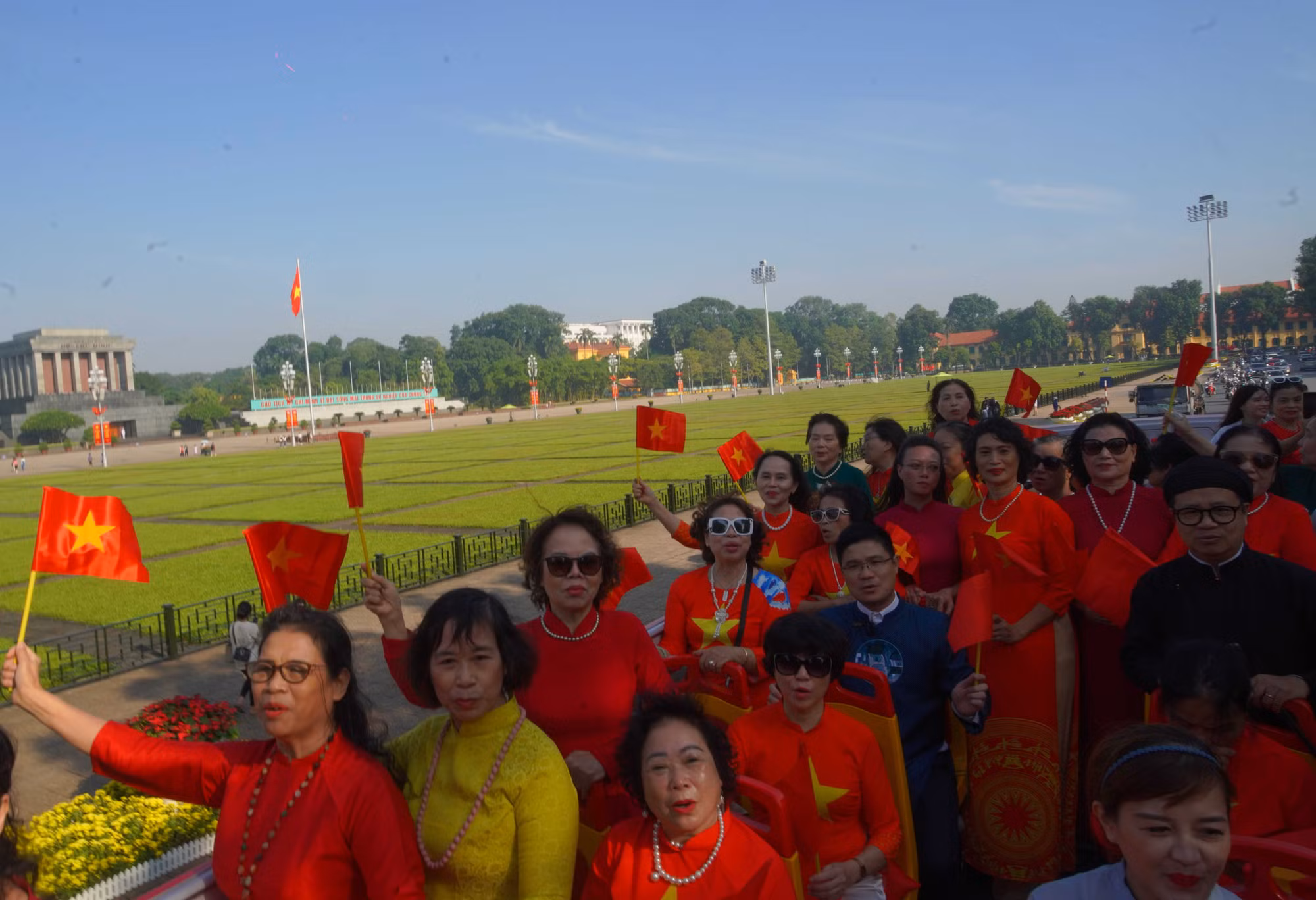  Hàng trăm hành khách mặc áo dài đi xe buýt trên phố -0