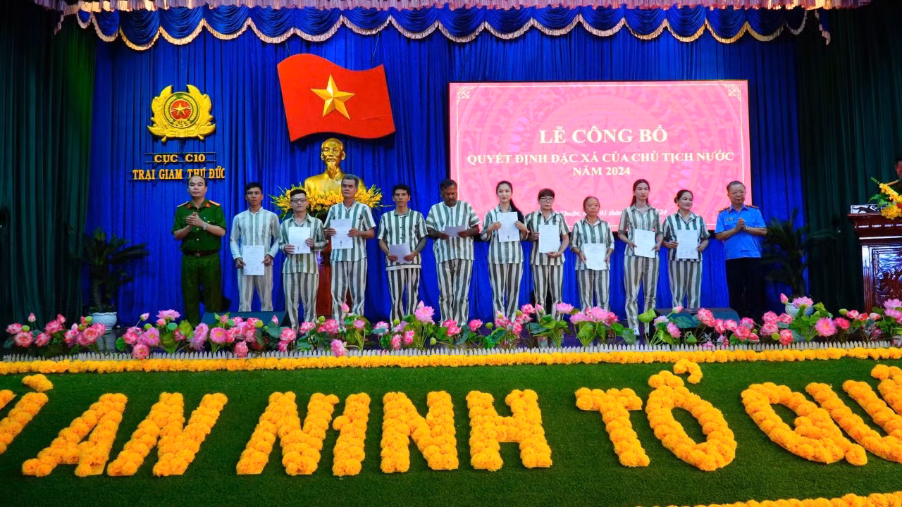 Các trại giam đồng loạt công bố quyết định đặc xá -0