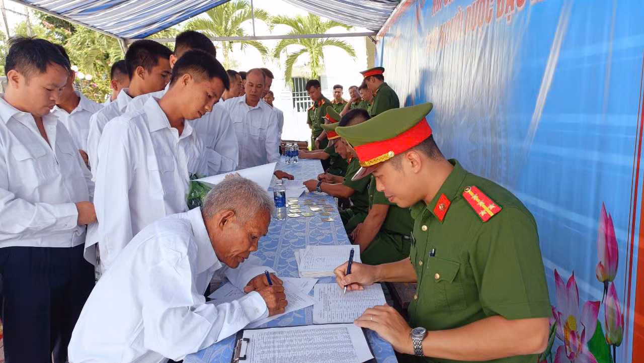 Phạm nhân vỡ òa niềm vui trong ngày đặc xá -0