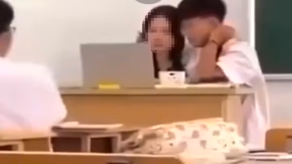 Hà Nội: Tạm đình chỉ nữ giáo viên để học sinh có cử chỉ không phù hợp với mình trong lớp học