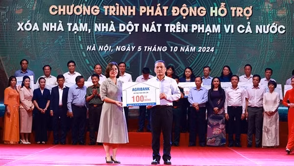 Agribank ủng hộ 100 tỷ đồng hưởng ứng đợt thi đua cao điểm hoàn thành xóa nhà tạm, nhà dột nát trên cả nước