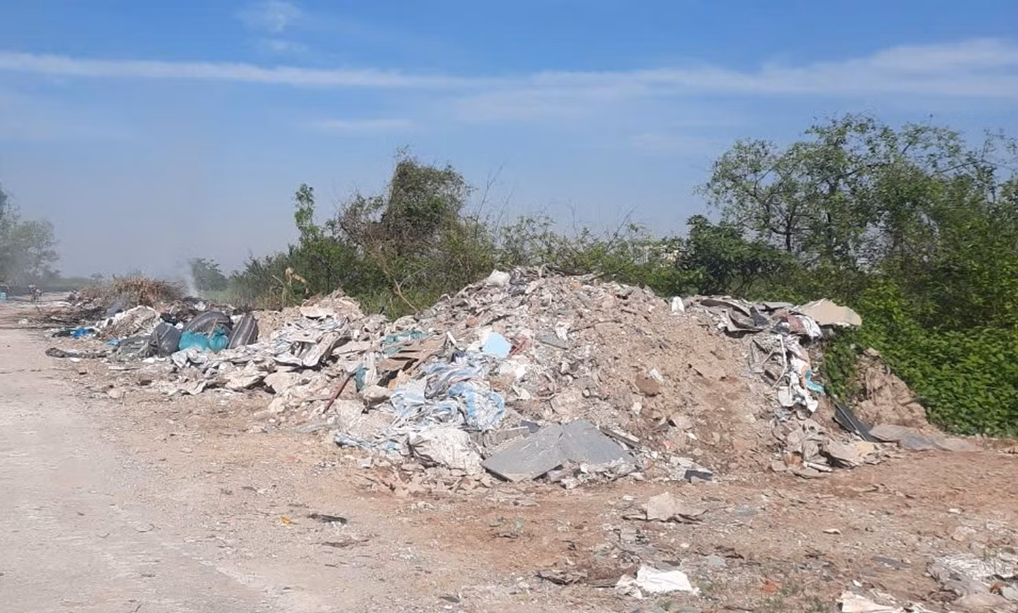 Tình trạng đổ trộm và đốt rác thải “đầu độc” hàng nghìn hộ dân Hải Phòng -0