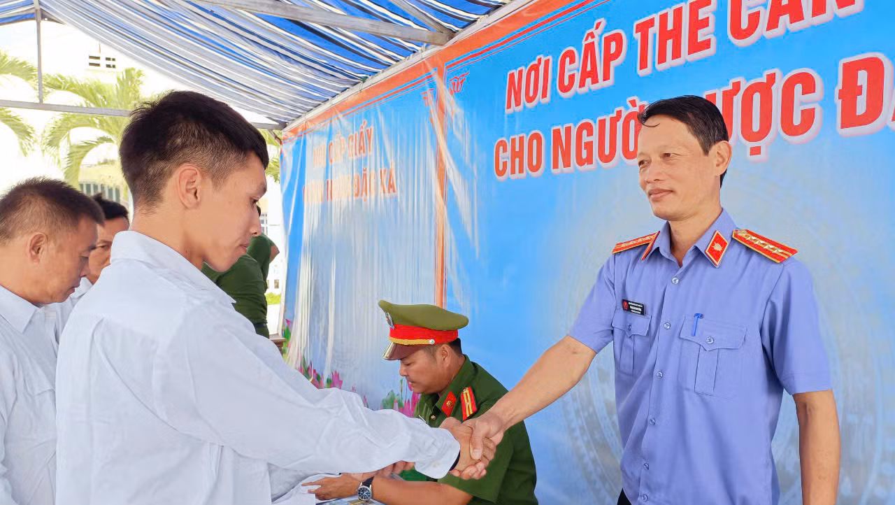 Phạm nhân vỡ òa niềm vui trong ngày đặc xá -0