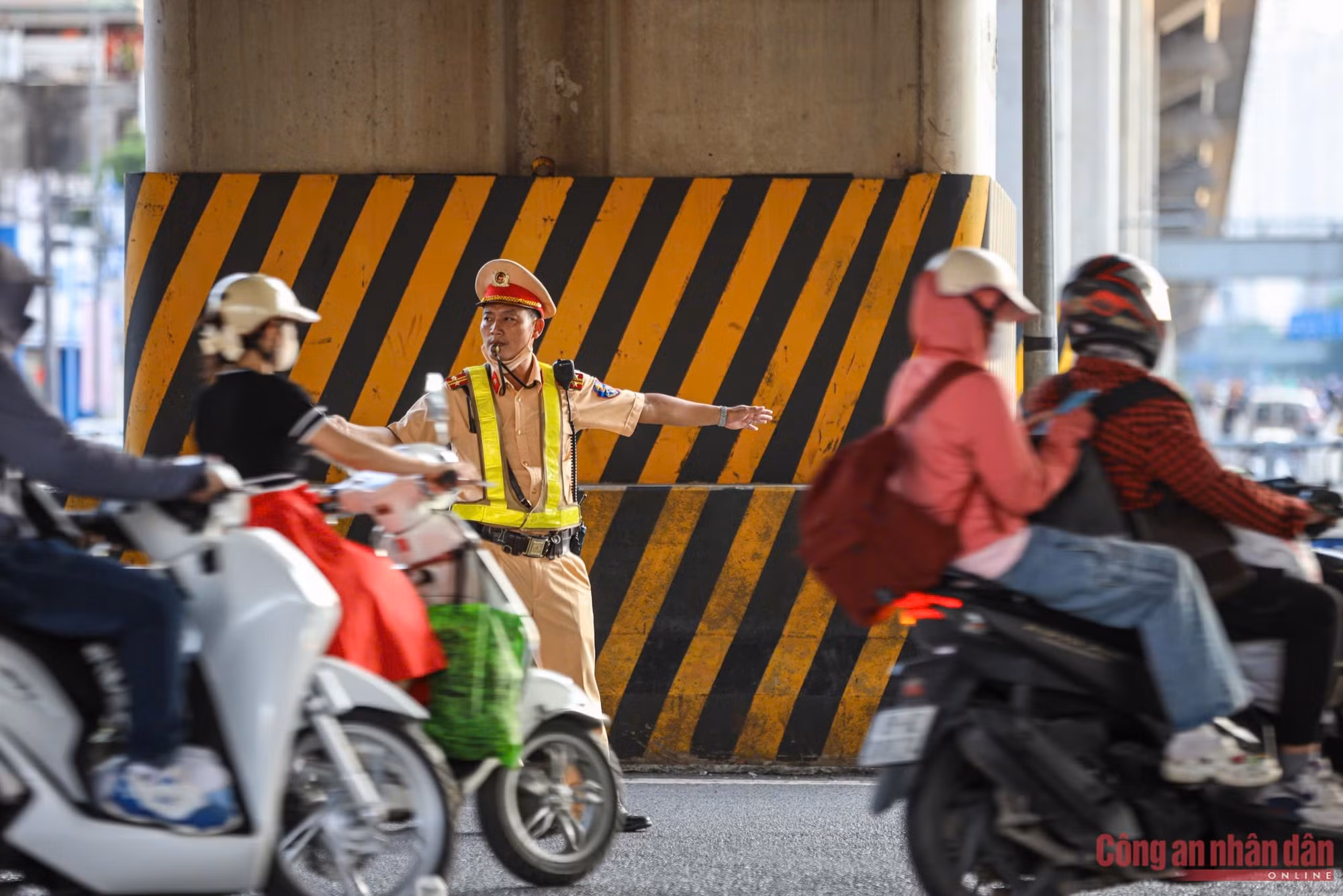 Công an Hà Nội phân luồng giao thông phục vụ “Ngày hội Văn hóa vì hòa bình” -0