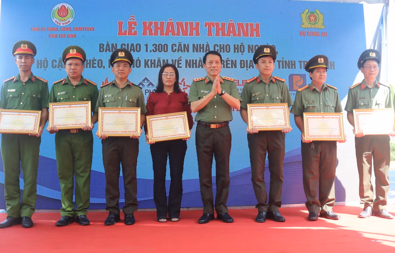 Bộ Công an khánh thành, bàn giao 1.300 căn nhà tặng người nghèo ở Trà Vinh -0