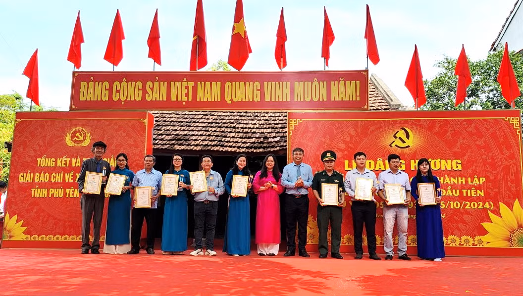  Phóng viên Báo CAND đạt hai giải báo chí Búa liềm vàng tỉnh Phú Yên năm 2024 -0