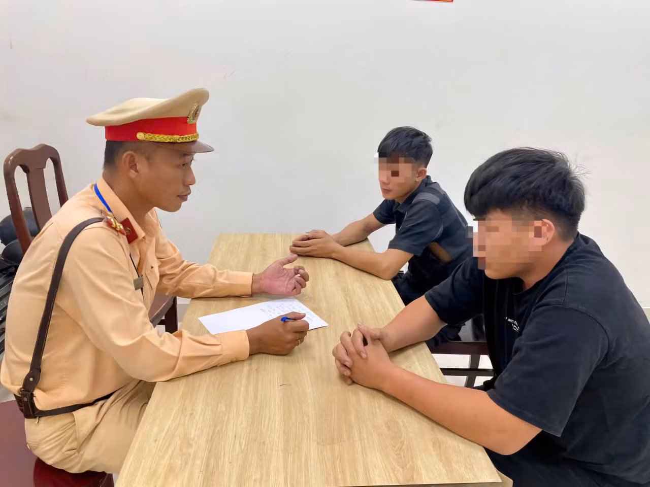 CSGT truy bắt tài xế có nồng độ cồn điều khiển “xe điên” lướt phố -1