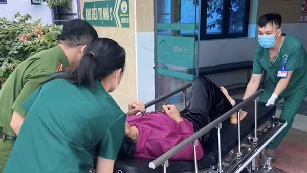 Công an xã cùng người dân kịp thời đưa hai nạn nhân bị tai nạn giao thông đi cấp cứu